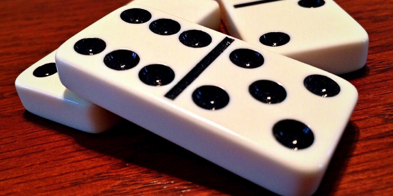 Dominoiden sääntöjen mukaan noppia voidaan sijoittaa vierekkäin vain, jos niiden arvot vastaavat toisiaan.
