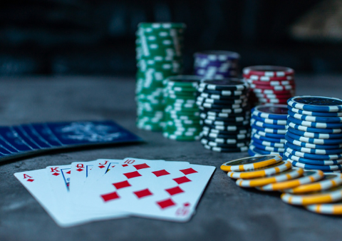 Las reglas del póquer especifican los valores de las cartas y las fichas