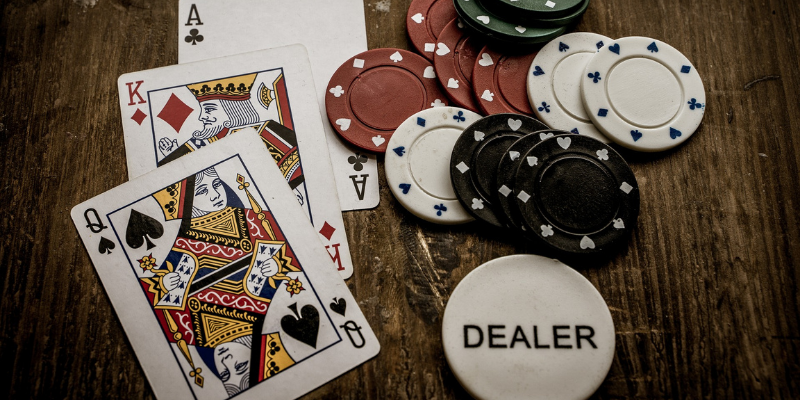 Die Pokerregeln für Anfänger auf Litauisch legen fest, welcher Spieler der Dealer sein wird