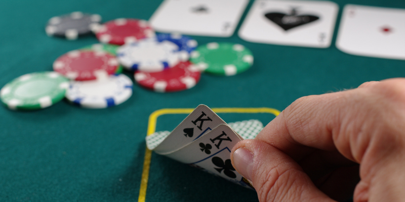 Poker är över och korten delas ut - reglerna för att lära sig spela poker med kort.