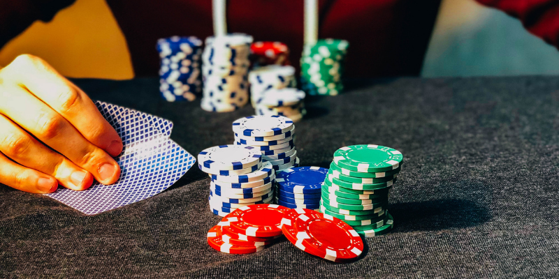 Pokerchips auf dem Spiel - Arten von Poker