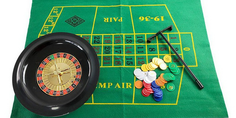Roulette board game and its components